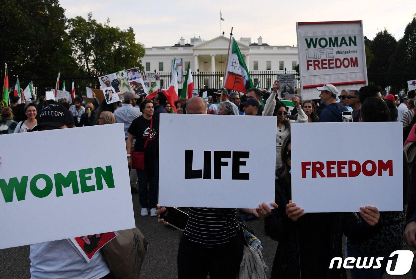 본문 이미지 - 이란 당국의 계속된 탄압에도 '히잡 반대시위'의 기세가 사그라들지 않고 있다. 오히려 갈수록 격화 양상이다. 특히 26일(현지시간) 히잡 미착용으로 체포된 지 사흘만에 사망해 시위를 촉발한 마흐사 아미니(22) 사망 40일째를 맞아 애도하는 시민들까지 합세해 시위는 전국단위로 확산 중이다. ⓒ AFP=뉴스1 ⓒ News1 이서영 기자