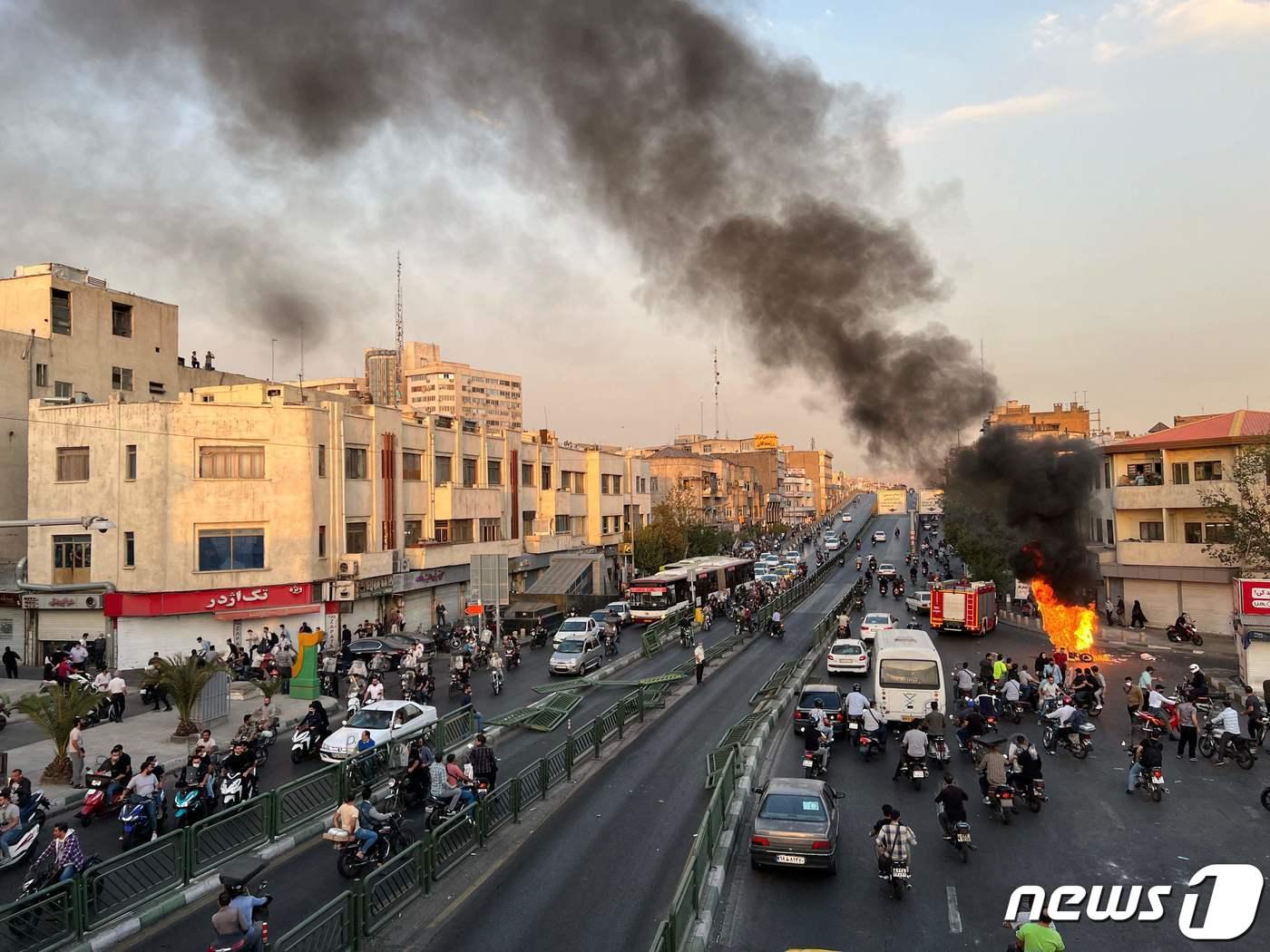 본문 이미지 - 이란 당국의 계속된 탄압에도 '히잡 반대시위'의 기세가 사그라들지 않고 있다. 오히려 갈수록 격화 양상이다. ⓒ AFP=뉴스1 ⓒ News1 이서영 기자