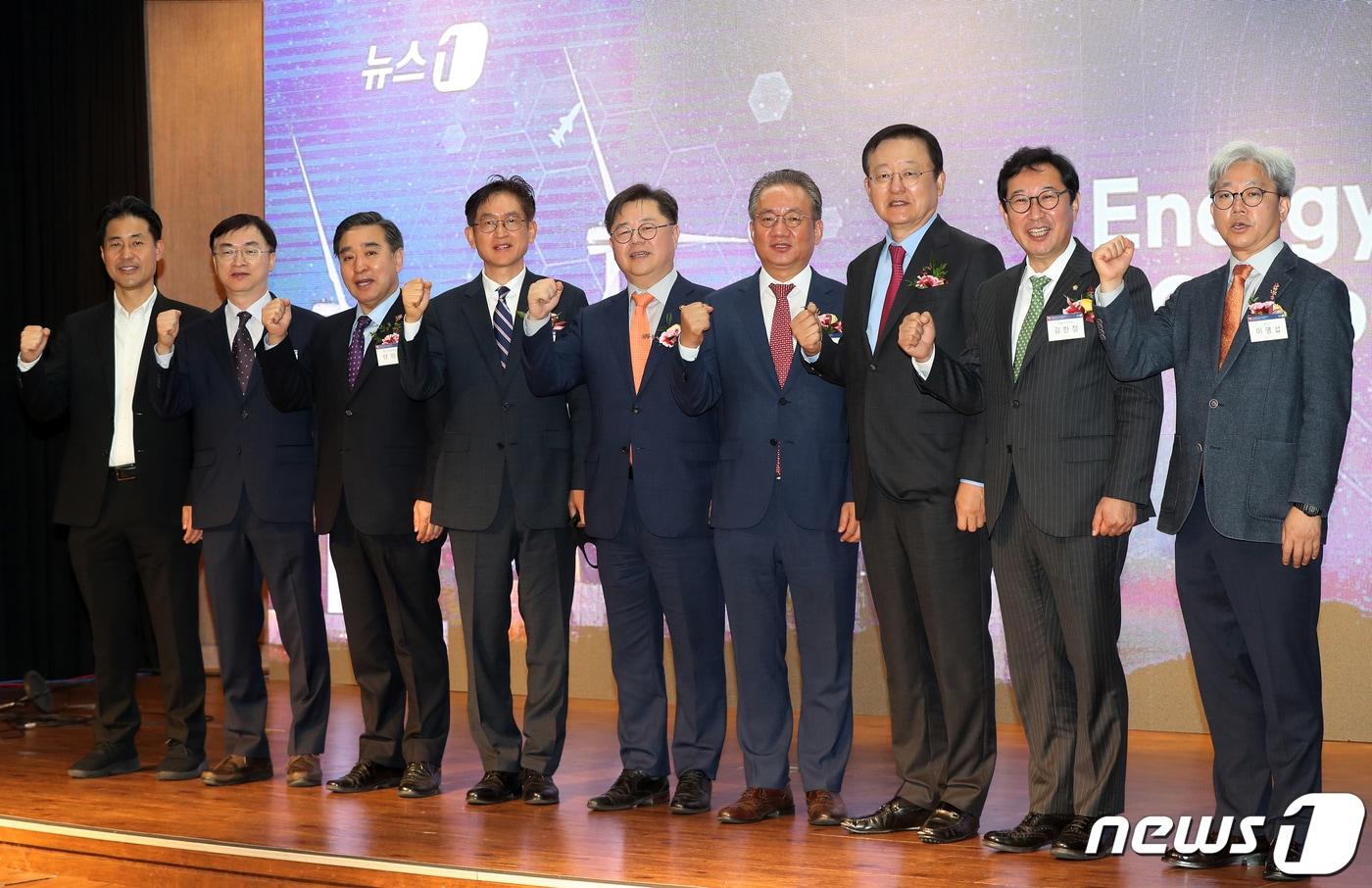 강호병 뉴스1 편집인 등 참석자들이 27일 서울 중구 은행회관에서 열린 '2022 뉴스1 미래 에너지 포럼'에서 기념 촬영을 하고 있다. 왼쪽부터 손승우 두산에너빌리티 전무, 윤숭호 한국수력원자력 기획실장, 양의석 에너지경제연구원 부원장, 권기창 전 우크라이나 대사, 박일준, 산업부 차관, 강호병 편집인, 홍석우 전 지식경제부 장관, 김한정 국회 산자위 야당 간사, 이영섭 뉴스1 편집국장. 2022.10.27/뉴스1 ⓒ News1 민경석 기자