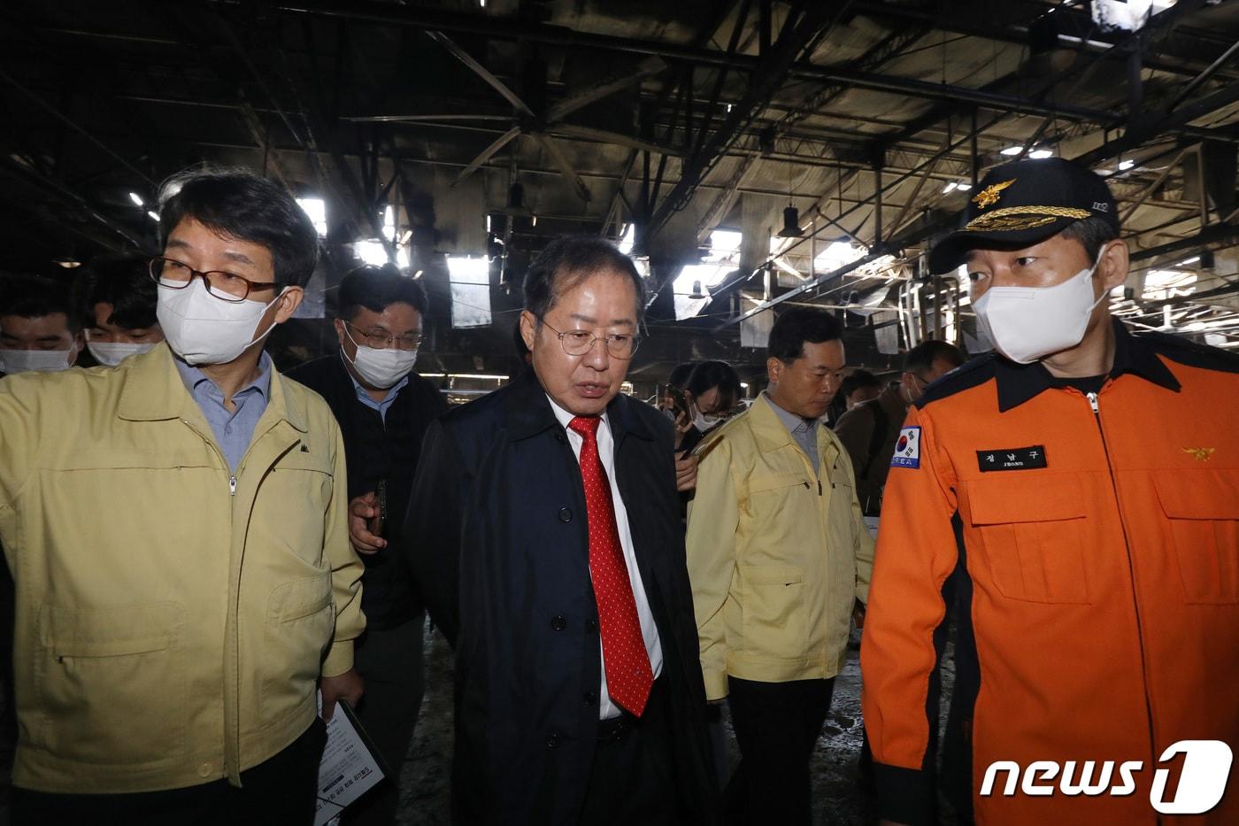 홍준표 대구시장이 27일 오전 대구 북구 농수산물도매시장(매천시장) 화재 현장을 찾아 정남구 대구소방안전본부장으로부터 피해 상황을 보고 받고 있다. 2022.10.27/뉴스1 ⓒ News1 공정식 기자