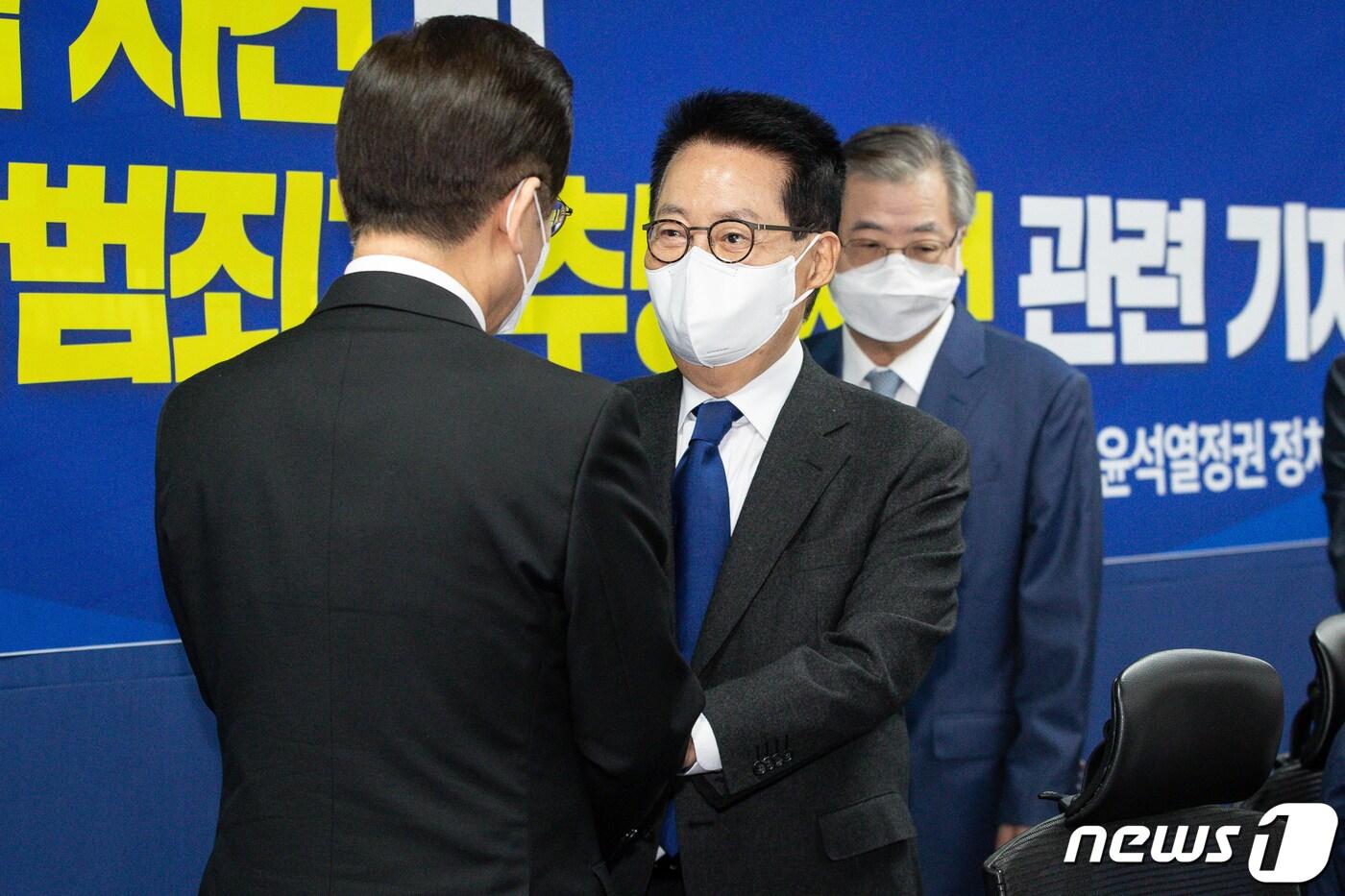 박지원 전 국정원장이 지난 10월27일 서울 여의도 국회 의원회관에서 더불어민주당 윤석열정권 정치탄압대책위원회 주최로 열린 서해 공무원 피격 사건 및 흉악범죄자 추방 사건 관련 기자회견에 참석해 이재명 민주당 대표와 인사하고 있다. 오른쪽은 서훈 전 국가안보실장./뉴스1 ⓒ News1 유승관 기자