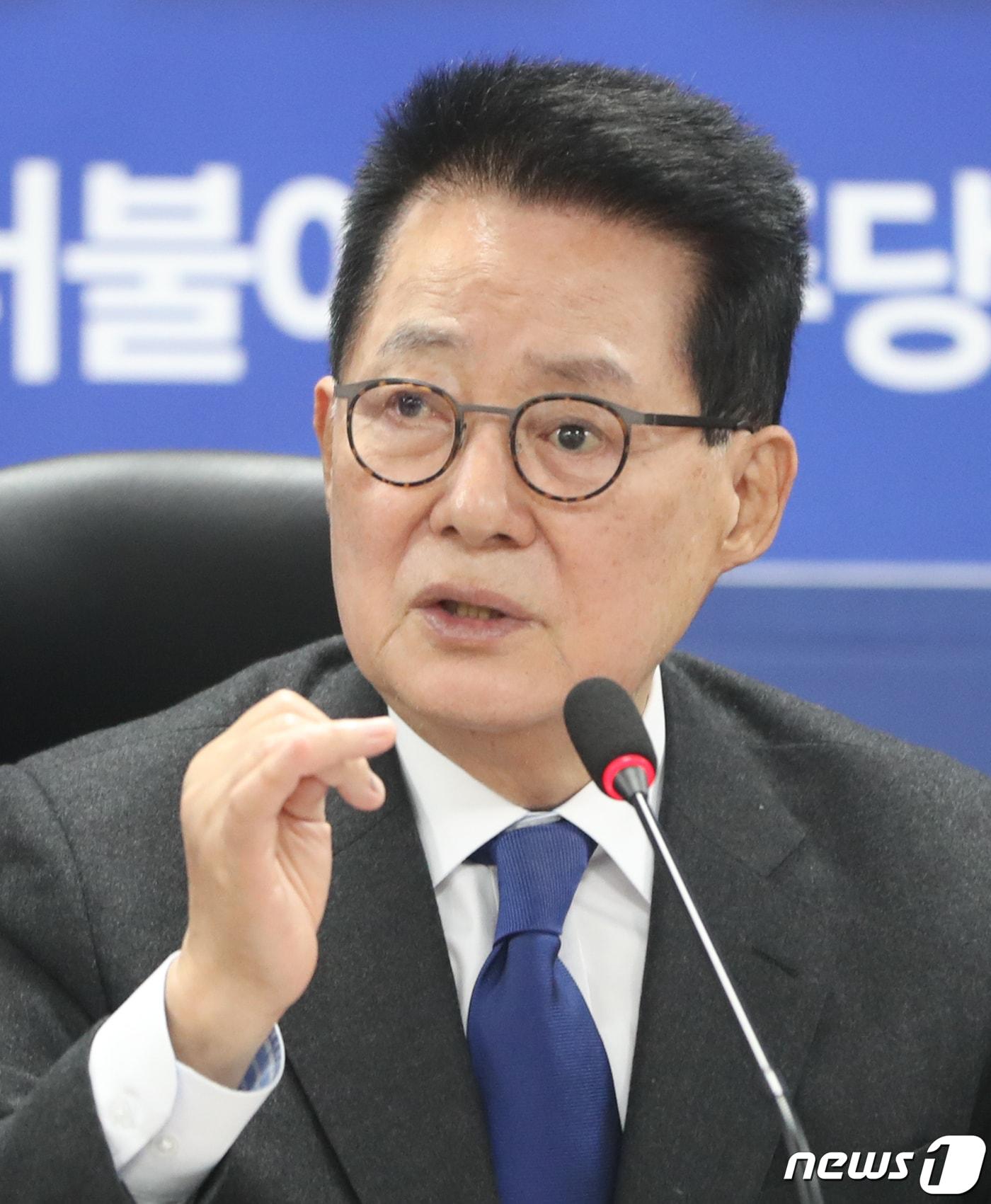 본문 이미지 - 박지원 전 국정원장이 27일 서울 여의도 국회 의원회관에서 서해 공무원 피격 사건 및 흉악범죄자 추방 사건 관련 당사자 입장발표 기자회견을 하고 있다. 2022.10.27/뉴스1 ⓒ News1 허경 기자