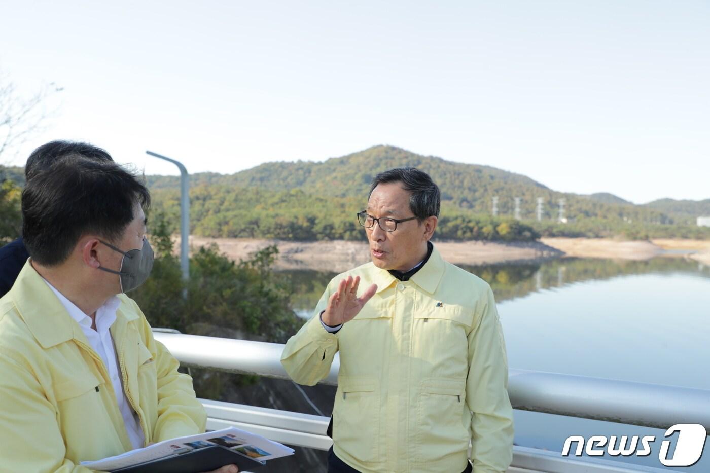 본문 이미지 - 27일 나주호를 찾은 이병호 한국농어촌공사 사장. ⓒ News1