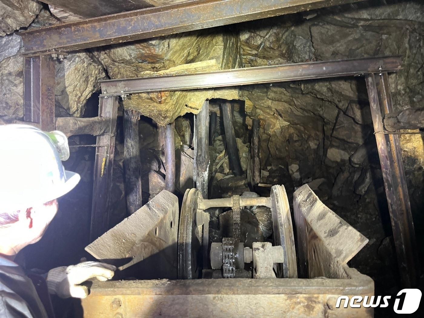 본문 이미지 - 경북소방본부가 27일 오전 8시34분쯤 봉화군 소천면 서천리에 있는 아연 광산에 고립된 광부 2명을 구조하기 위해 갱도 통로 확보 작업 중이라고 밝혔다.사진은 사고 갱도 모습.(경북소방본부제공)2022.10.27/뉴스1 