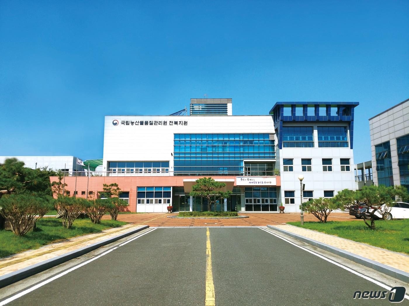 본문 이미지 - 국립농산물품질관리원(농관원) 전북지원은 올해 1월부터 6월까지 특별사법경찰관 10개반 22명을 투입해 원산지 표시 위반 단속을 실시한 결과 141건의 위반 사례를 확인했다./뉴스1