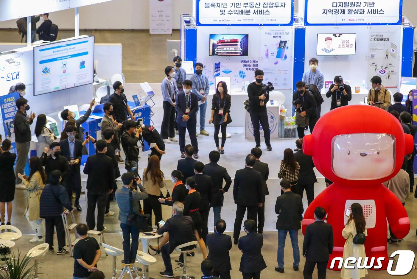본문 이미지 - 27일 오전 부산시 해운대구 벡스코에서 열린 '블록체인 위크 인 부산(BWB 2022)'에서 관계자들이 블록체인 부스를 둘러보고 있다. 2022.10.27/뉴스1 ⓒ News1 김영훈 기자