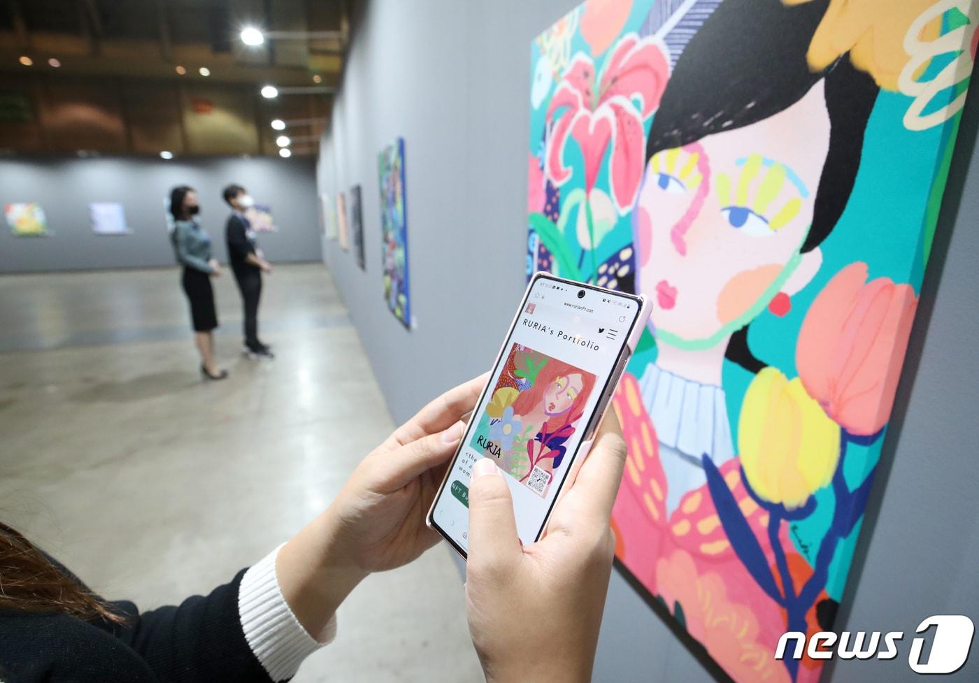 본문 이미지 - 27일 오전 부산시 해운대구 벡스코에서 열린 '블록체인 위크 인 부산(BWB 2022)'에서 관람객이 NFT 작품들을 보고 있다. 2022.10.27/뉴스1 ⓒ News1 김영훈 기자