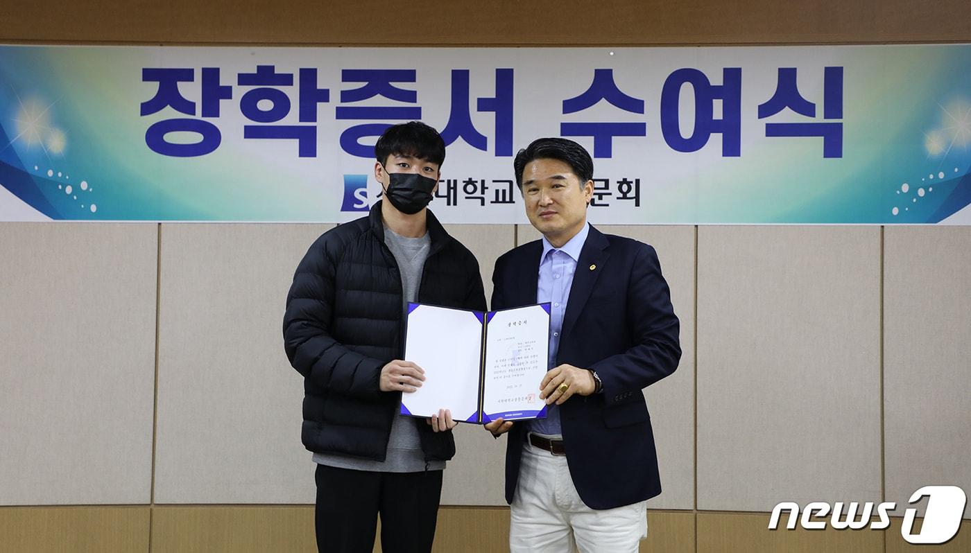 본문 이미지 - 서원대 체육교육과 4학년 이채현 학생과 금동일 서원대 총동문회장이 27일 총동문회 장학금 수여식 후 기념촬영을 하고 있다.(서원대 제공)/ 뉴스1