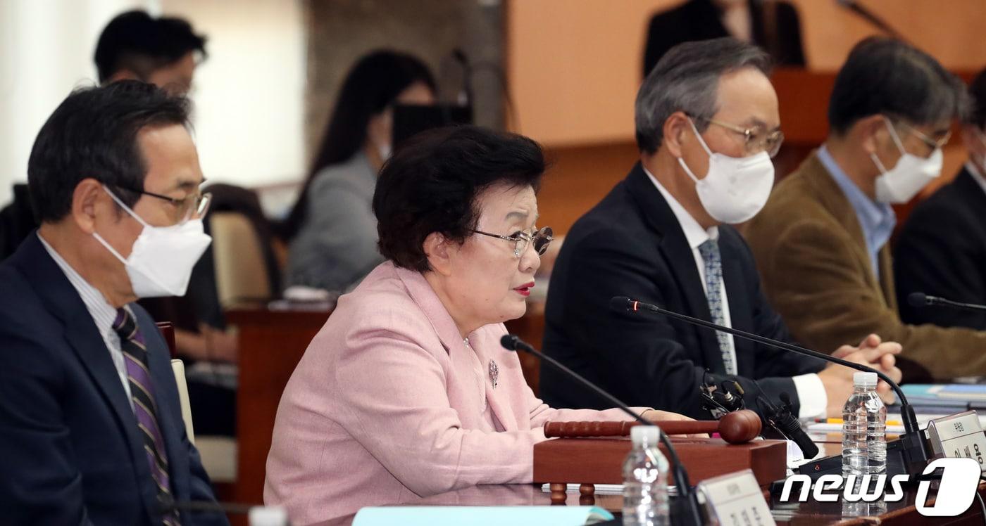 본문 이미지 - 이배용 대통령 소속 국가교육위원회 위원장이 서울 종로구 세종대로 정부서울청사에서 열린 제1차 회의에서 모두 발언을 하고 있다. /뉴스1 ⓒ News1 김명섭 기자