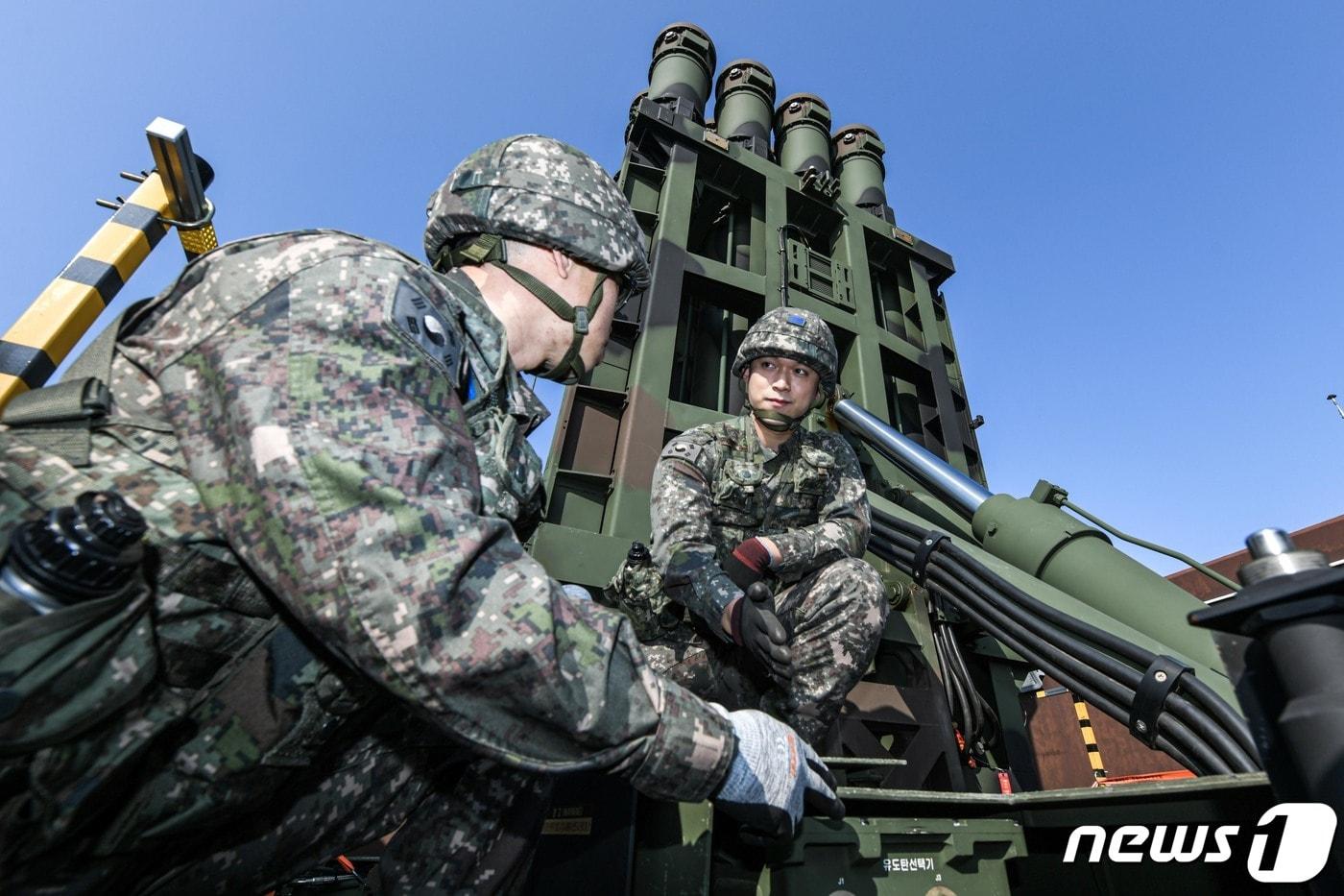 천궁 포대 작전요원들이 '천궁-Ⅱ' 발사대를 통제하며 작전 상황을 공유하고 있다. (공군 제공) 2022.10.27/뉴스1
