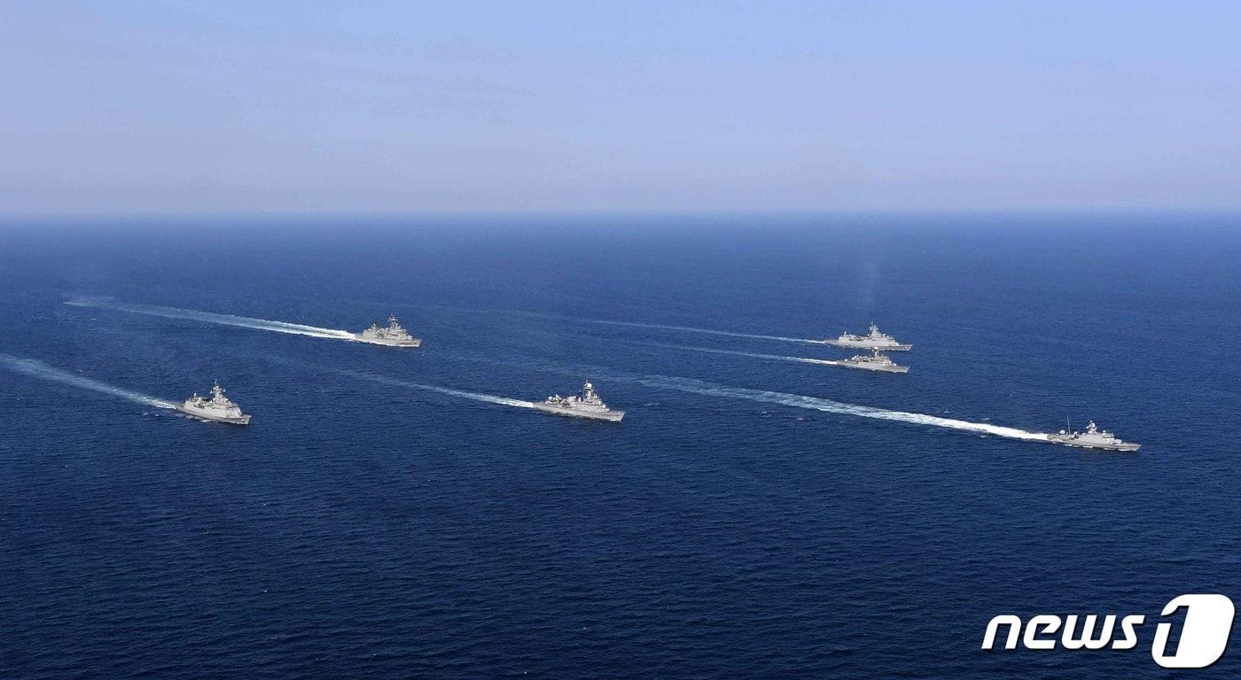 본문 이미지 - 해군 함정들이 서해 해상에서 기동훈련을 하고 있다. (해군 제공) 2022.10.27/뉴스1