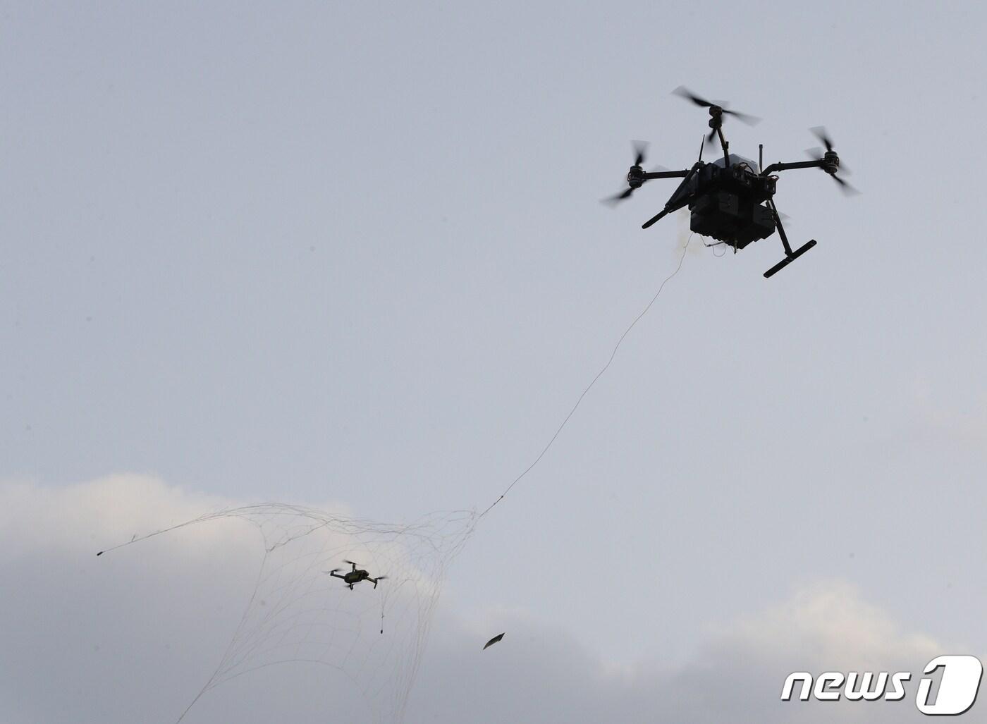 본문 이미지 - 27일 오후 경기 고양시 킨텍스에서 열린 국가 대테러 종합훈련에서 드론이 미확인 드론을 체포하고 있다. 2022.10.27/뉴스1 ⓒ News1 신웅수 기자