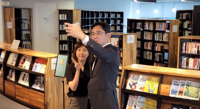 본문 이미지 - 삼성SDS 직원과 '갤럭시Z 플립3'으로 셀카를 찍는 이재용 삼성전자 회장 (삼성전자 제공)