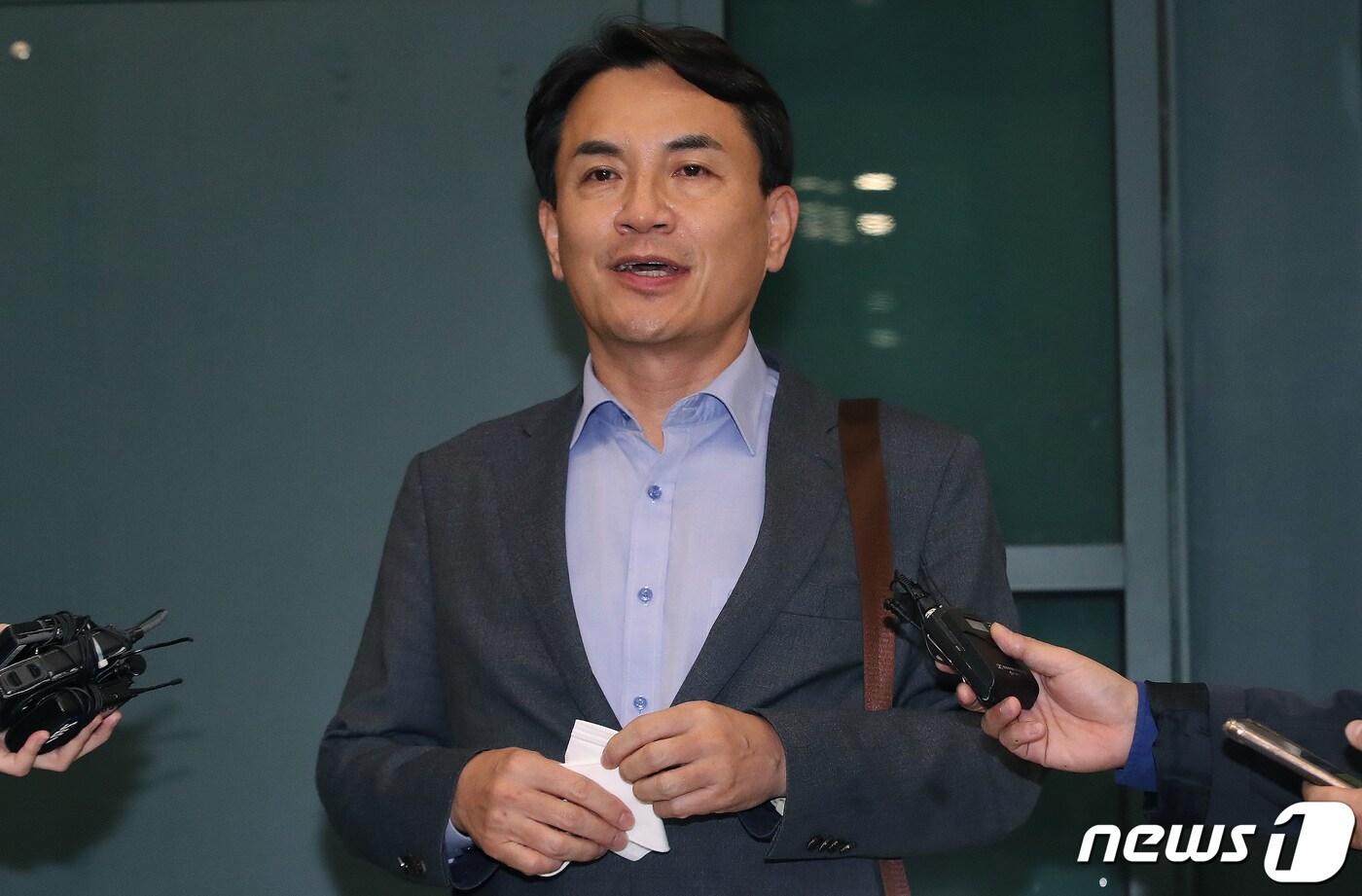 취재진의 질문에 답변하는 김진태 강원도지사.(자료사진)ⓒ News1 DB