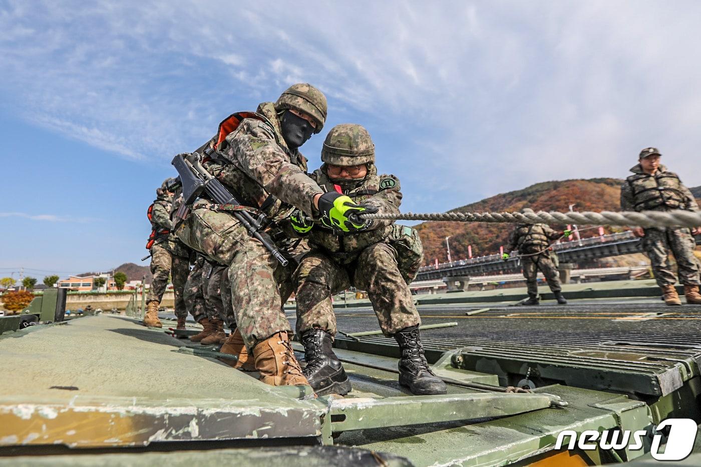육군 2군단 예하 2공병여단 문‧부교 구축 도하작전.(육군 2군단 제공) 2022.10.27/뉴스1