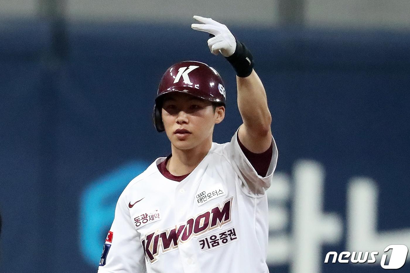 27일 오후 서울 구로구 고척스카이돔에서 열린 프로야구 '2022 신한은행 SOL KBO 포스트시즌' 플레이오프 3차전 LG 트윈스와 키움 히어로즈와의 경기 6회말 2사 1,3루 상황에서 1타점 2루타를 친 키움 김혜성이 기뻐하고 있다. 2022.10.27/뉴스1 ⓒ News1 황기선 기자