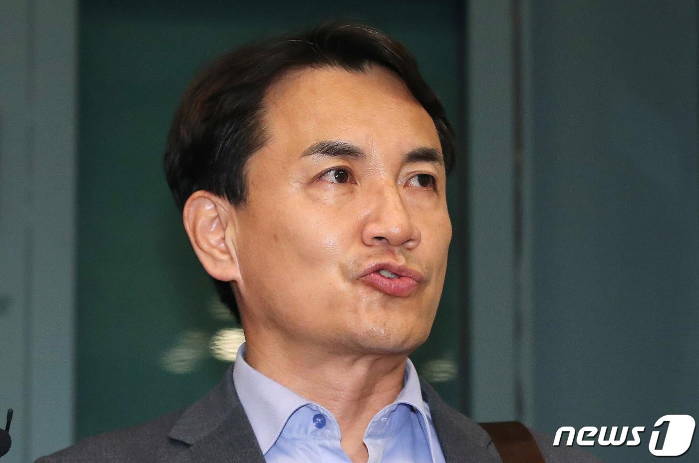 본문 이미지 - 김진태 강원도지사가 27일 오후 인천국제공항을 통해 귀국하며 취재진의 질문에 답변하고 있다.  2022.10.27/뉴스1