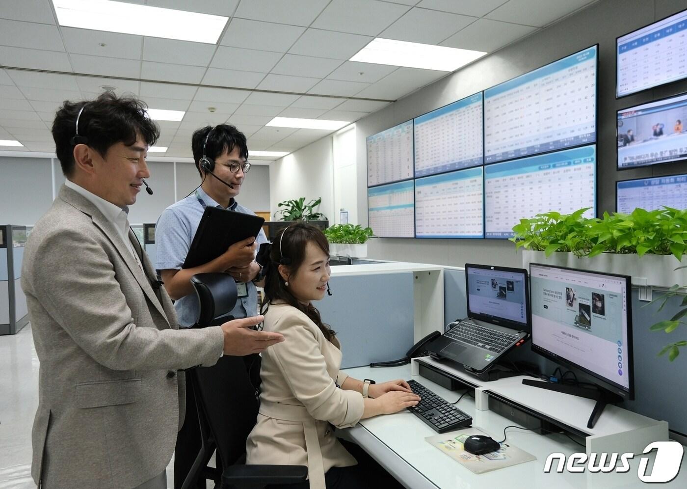 본문 이미지 - 삼성전자서비스 상담사가 가전제품 상담을 하는 모습(삼성전자서비스 제공)