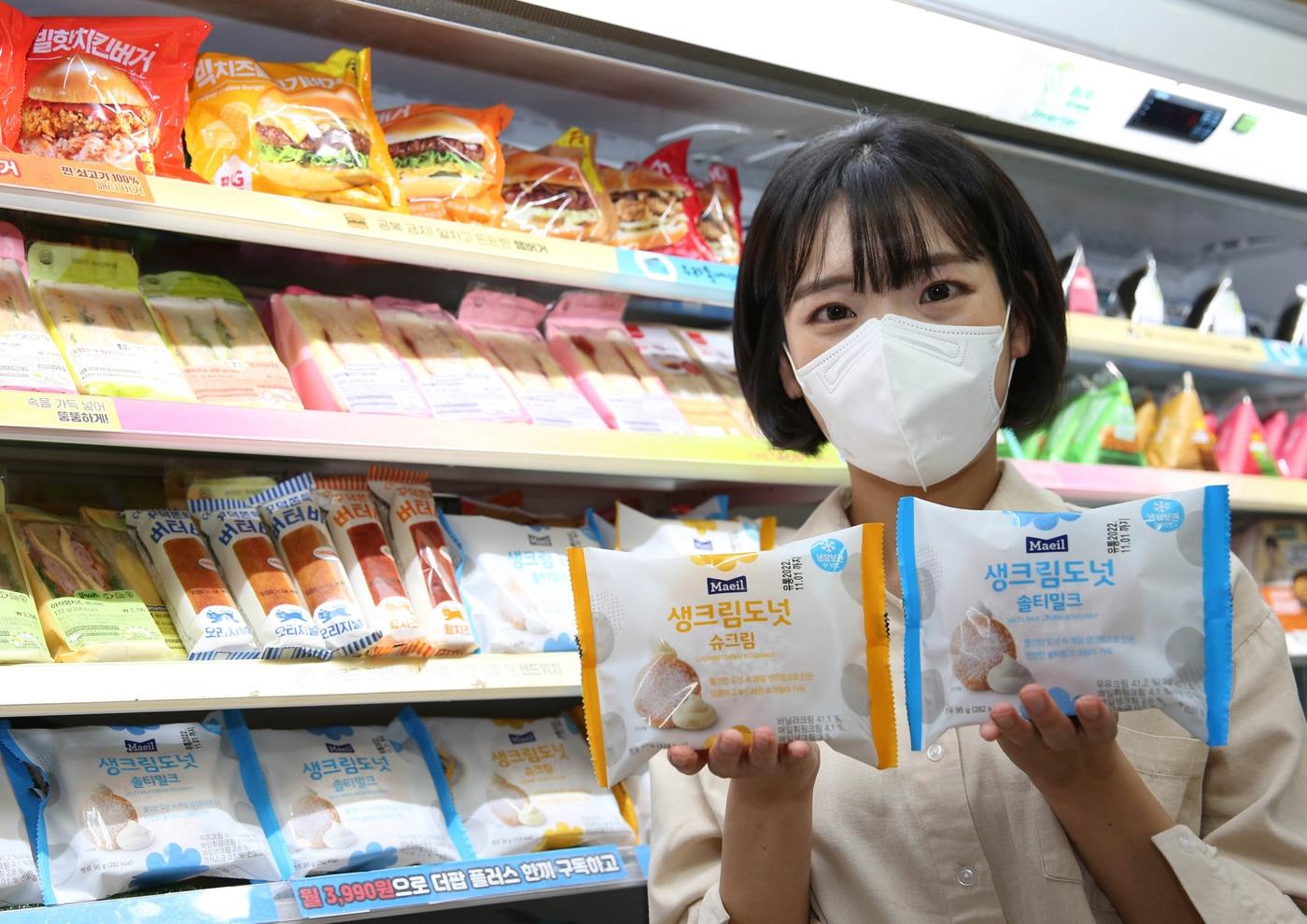 본문 이미지 - 모델이 GS25에서 판매하는 매일우유 생크림도넛 슈크림, 솔티밀크를 들고 포즈를 취하고 있다.(GS리테일 제공)