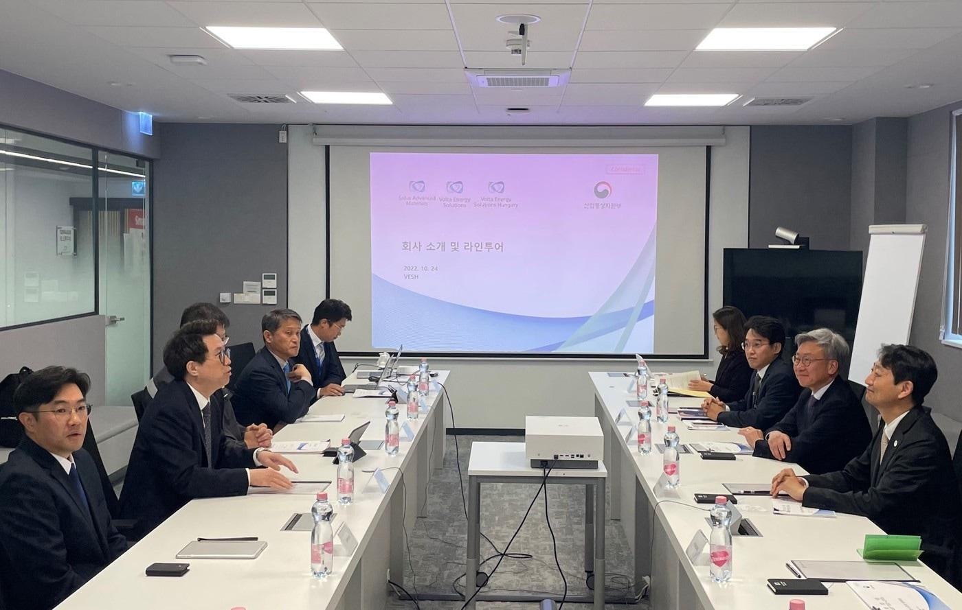 솔루스첨단소재 헝가리 법인을 방문한 안덕근 산자부 통상교섭본부장과 관계자들에게 기업 운영 현황을 설명하고 있다. (사진제공=솔루스첨단소재)
