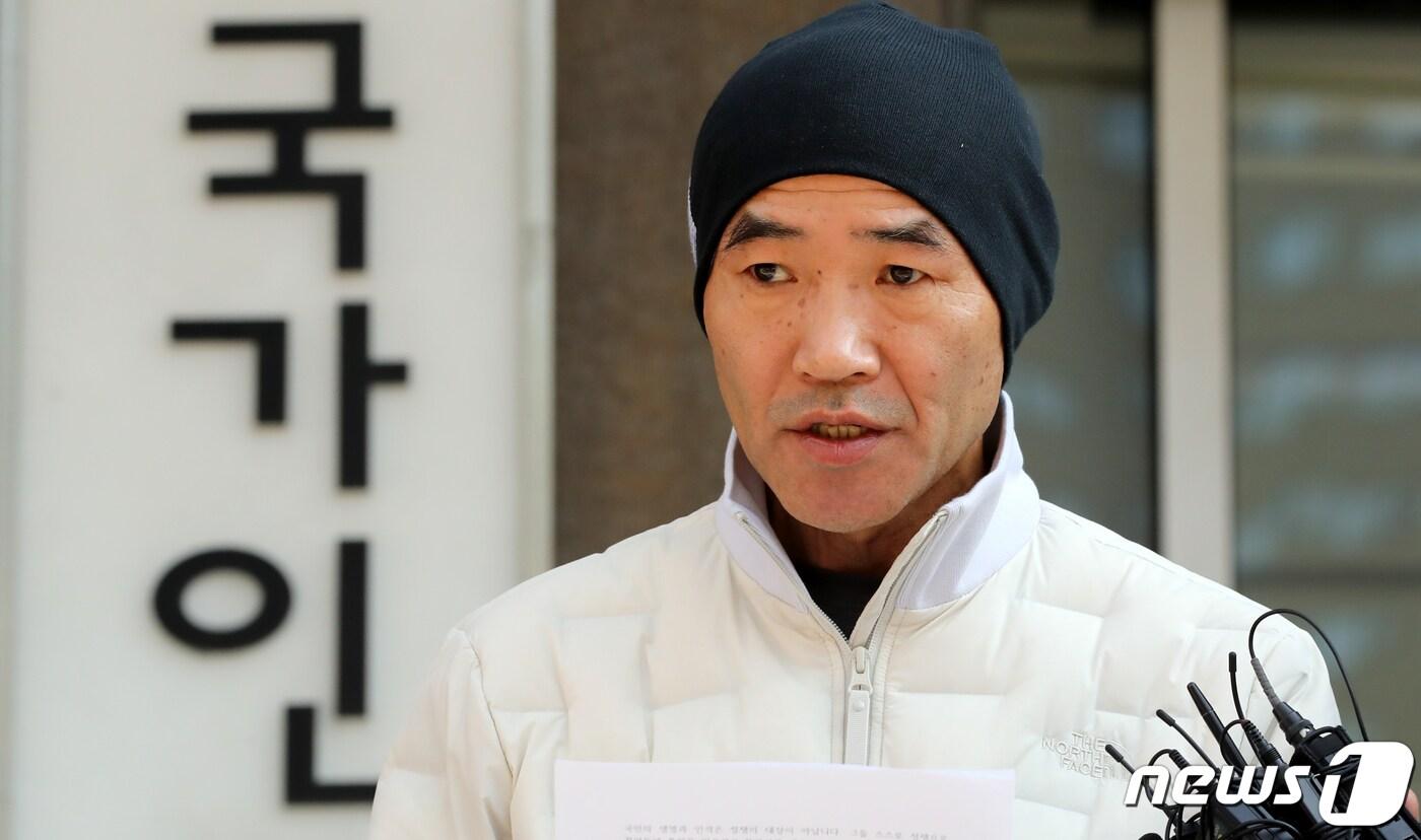 본문 이미지 - 북한군에 피살된 해양수산부 공무원 친형 이래진씨가 28일 서울 중구 국가인권위원회 앞에서 더불어민주당 기동민 의원과 주철현 의원 진정 접수 기자회견을 하고 있다. 2022.10.28/뉴스1 ⓒ News1 장수영 기자