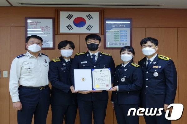 본문 이미지 - 충북 청주동부소방서 소속 알·쓸·소·잡(알아두면 쓸모 있는 소방 잡학지식)팀이 21회 대한민국 안전대상 ‘한국소방안전원상’을 수상했다.(청주동부소방서 제공).2022.10.28/뉴스1