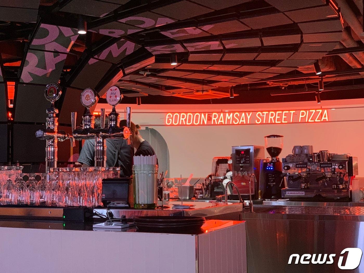 본문 이미지 - 28일 서울 성동구 서울숲 인근에 개점한 '고든 램지 스트리트 피자' 매장 내부. ⓒ News1 김성식 기자