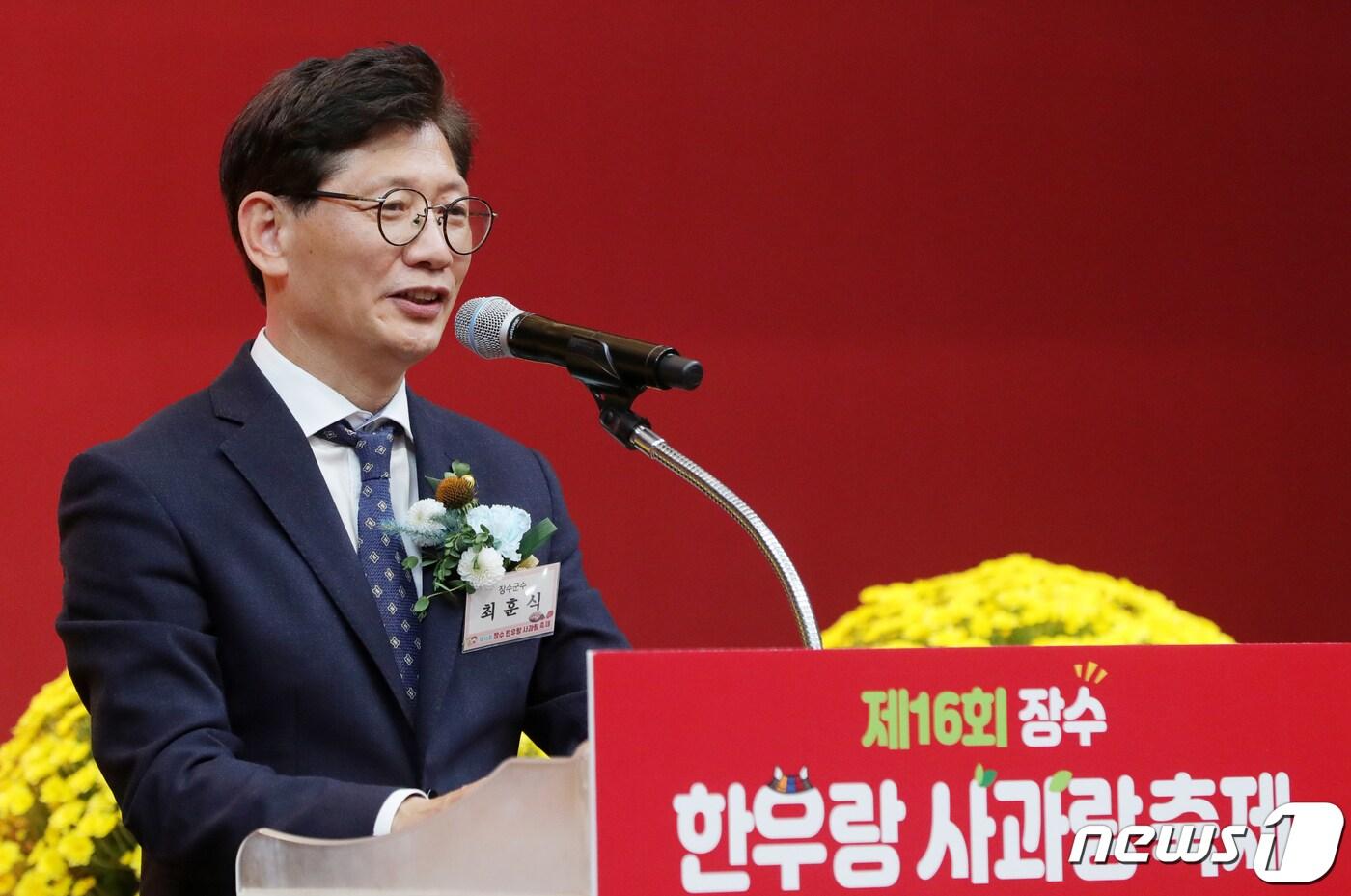 본문 이미지 - 최훈식 장수군수가 28일 전북 장수군 한누리전당 산디관에서 열린 제16회 장수 한우랑 사과랑 축제 리셉션에서 환영사를 하고 있다. 2022.10.28/뉴스1 ⓒ News1 유경석 기자