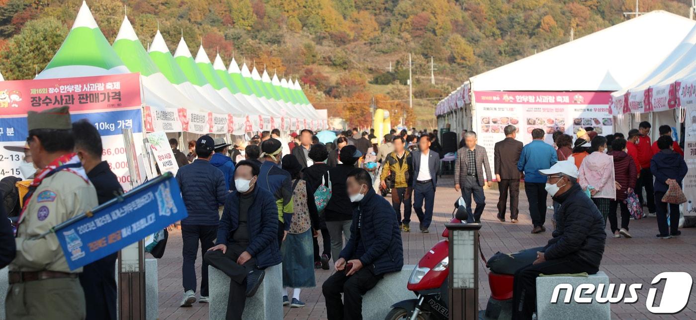 본문 이미지 - 제16회 장수 한우랑 사과랑 축제가 한창인 28일 전북 장수군 의암공원 및 누리파크 일원에 마련된 행사장이 방문객들로 북적이고 있다. 2022.10.28/뉴스1 ⓒ News1 유경석 기자