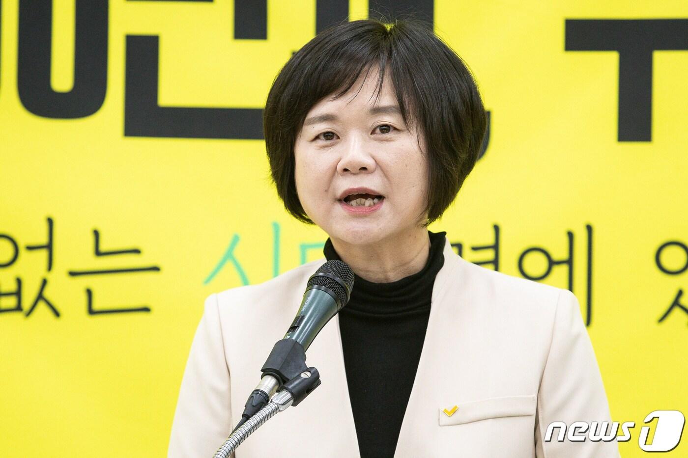 본문 이미지 - 이정미 정의당 신임 당대표가 28일 서울 여의도 국회에서 열린 정의당 제7기 당대표 선출 보고대회에서 대표직 수락 연설을 하고 있다. 2022.10.28/뉴스1 ⓒ News1 유승관 기자
