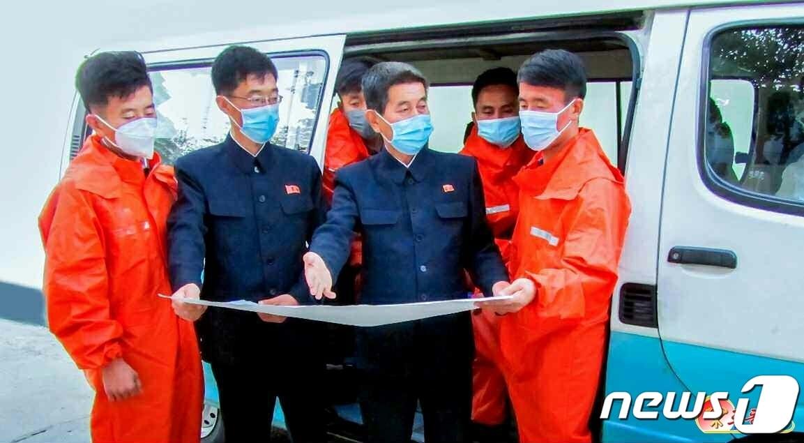 본문 이미지 - (평양 노동신문=뉴스1) = 북한 노동당 기관지 노동신문은 29일 "만경대구역 일꾼들이 전국비상방역총화회의에서 제시된 강령적 과업을 높이받들고 비상방역사업에 만전을 기하기 위해 더욱 분발하고 있다"고 전했다. [국내에서만 사용가능. 재배포 금지. DB 금지. For Use Only in the Republic of Korea. Redistribution Prohibited] rodongphoto@news1.kr