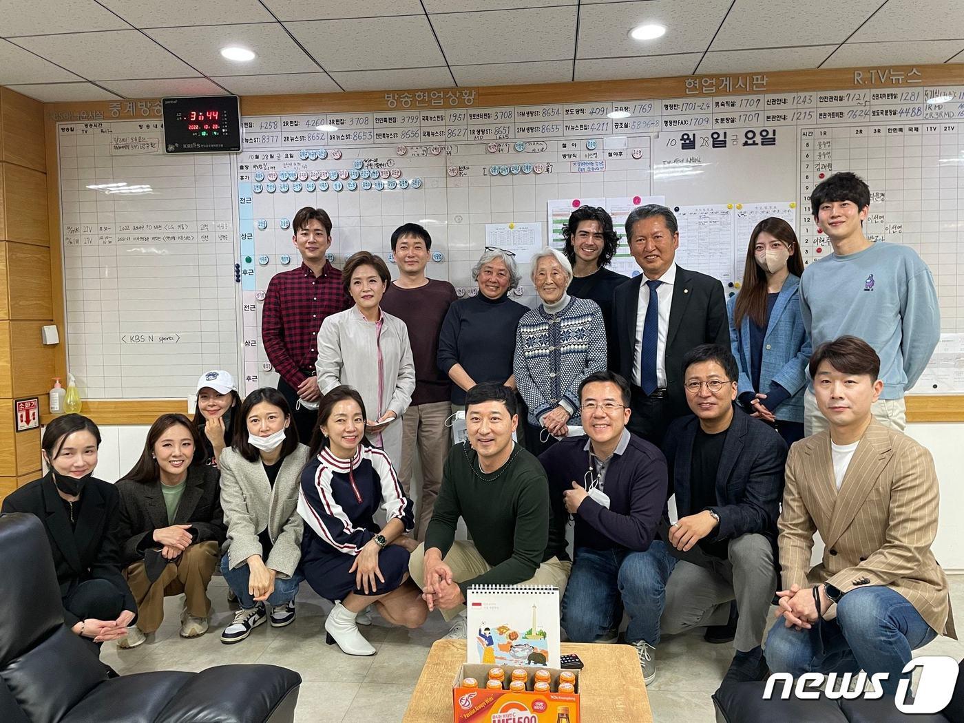 본문 이미지 - 정청래 더불어민주당 의원(뒷줄 오른쪽에서 3번쨰) 주선으로 28일 KBS를 찾아 이규원(뒷줄 왼쪽에서 2번째) 등 후배 아나운서들과 기념촬영을 하고 김유선씨(왼쪽에서 5번째).  50여년만에 친정 방문이다. (정청래 페이스북 갈무리) ⓒ 뉴스1 