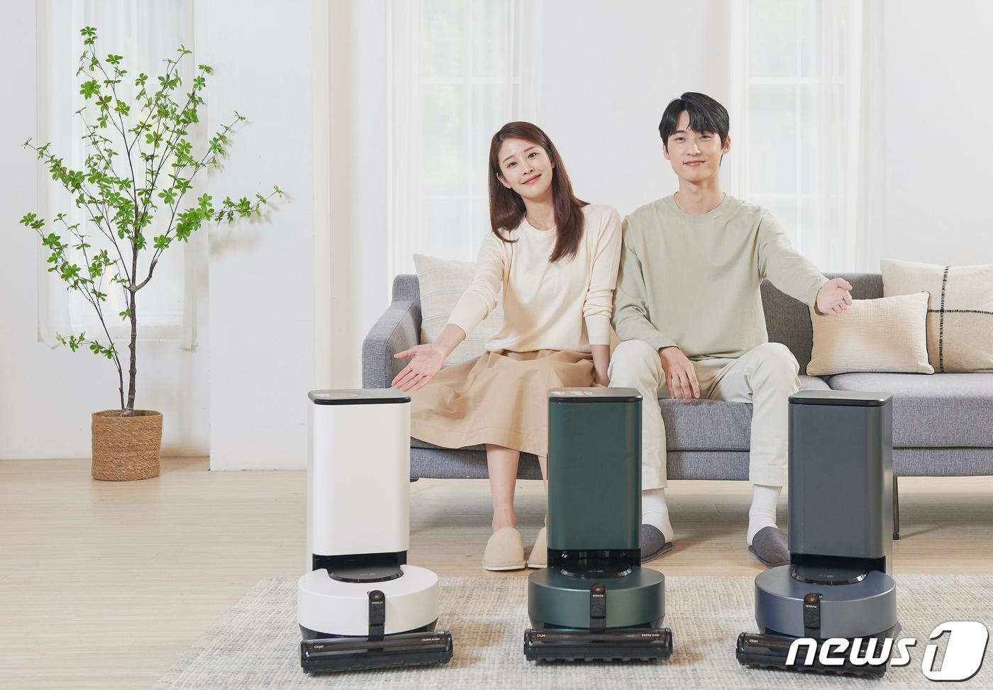 LG전자가 먼지통을 자동으로 비우고 자외선 LED로 먼지 표면의 세균 증식을 억제하는 신개념 청소기거치대 ‘올인원타워’를 결합한 프리미엄 로봇청소기 ‘코드제로 오브제컬렉션 R9’ 신제품을 10월 중 출시한다. (사진 왼쪽부터) 카밍 베이지, 카밍 그린, 아이언그레이 색상의 신제품.(LG전자 제공)