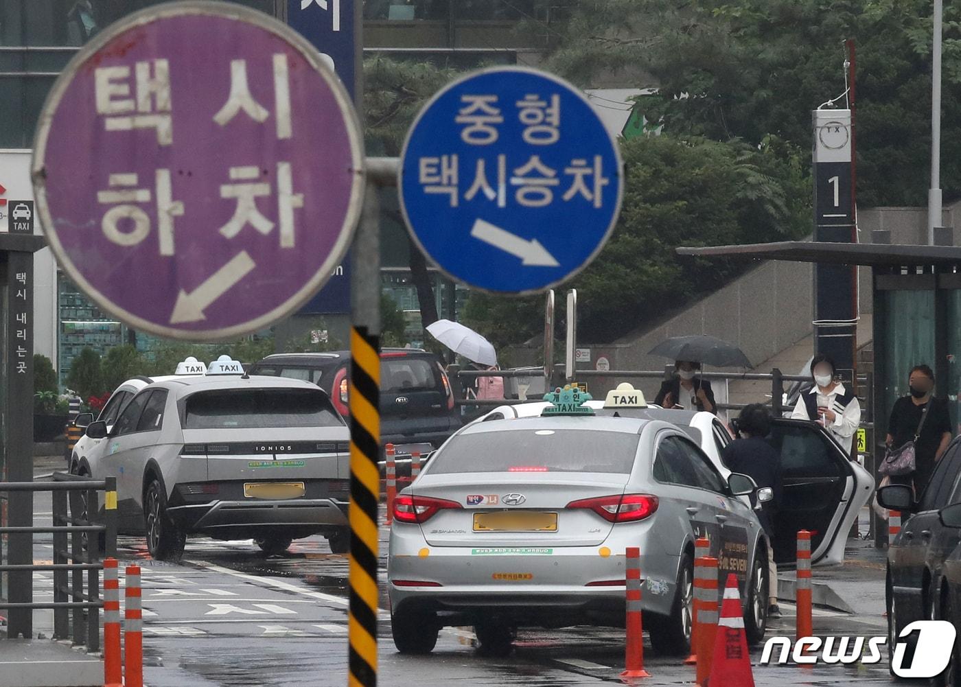 본문 이미지 - 서울 중구 서울역 택시승강장에서 시민들이 택시에 탑승하고 있다. 2022.10.3/뉴스1 ⓒ News1 송원영 기자