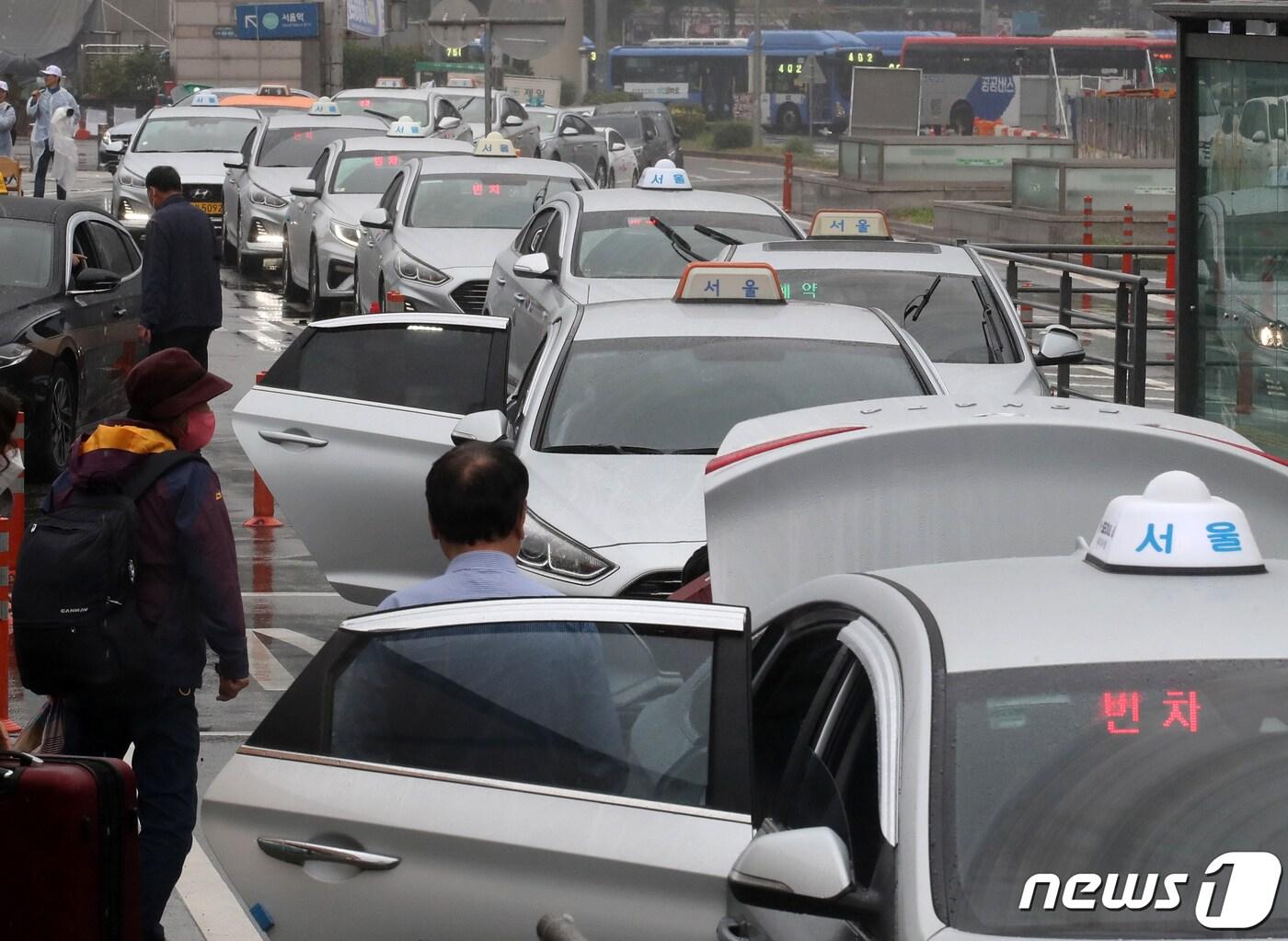 본문 이미지 - 서울 중구 서울역 택시승강장에서 시민들이 택시에 탑승하고 있다. /뉴스1 ⓒ News1 송원영 기자