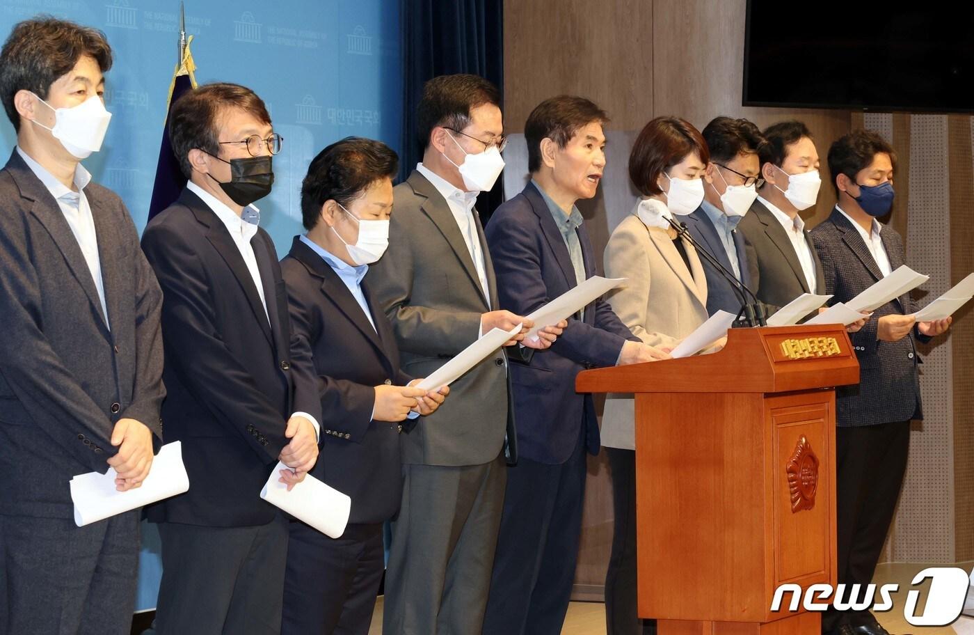 본문 이미지 - 청와대 출신 더불어민주당 의원들이 3일 오전 서울 여의도 국회 소통관에서 '감사원의 문재인 전 대통령 서면조사' 규탄 기자회견을 하고 있다. (공동취재) 2022.10.3/뉴스1 ⓒ News1 이재명 기자