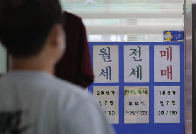 본문 이미지 - 서울 시내 한 공인중개사 사무소에 적혀 있는 아파트 매매 및 전·월세 가격표. 2022.10.3/뉴스1 ⓒ News1 김진환 기자