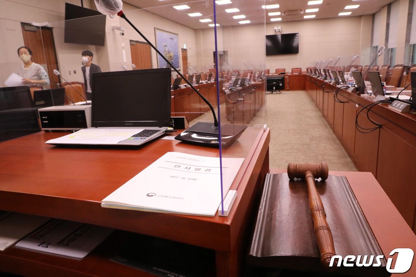 본문 이미지 - 지난 3일 오후 서울 여의도 국회 산업통장자원중소벤처기업위원회에서 관계자들이 감사위원 자리에 관련 자료를 놓고 있다. (공동취재)/뉴스1 ⓒ News1 이재명 기자