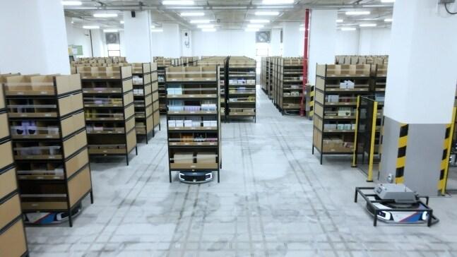 본문 이미지 - CJ대한통운 군포 풀필먼트센터 2층(스마트층)의 피킹 AGV가 선반을 운송하고 있다.(CJ대한통운 제공)ⓒ 뉴스1 