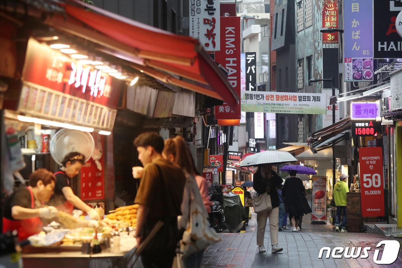 본문 이미지 - 서울 중구 명동의 먹자골목을 시민들이 오가고 있다.ⓒ News1 민경석 기자