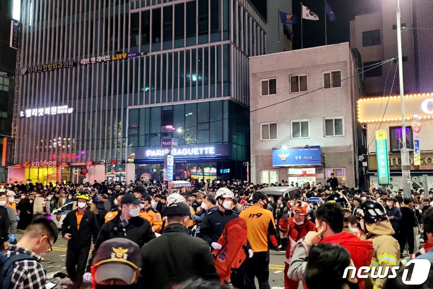 29일 밤 서울 용산구 이태원 한복판에서 심정지 환자가 대규모로 발생했다. 3년 만에 첫 '야외 노마스크' 핼러윈을 맞아 인파가 몰리면서 대규모 압사사고가 일어난 것으로 추정된다. 소방청은 이날 오후 11시13분 이태원에서 압사 추정 사고가 발생함에 따라 대응 3단계로 격상한다고 밝혔다. 20일 사고가 발생한 서울 용산구 이태원 거리가 소방대원들과 시민들로 어수선한 모습을 보이고 있다.(독자 제공) 2022.10.30/뉴스1 ⓒ News1 민경석 기자