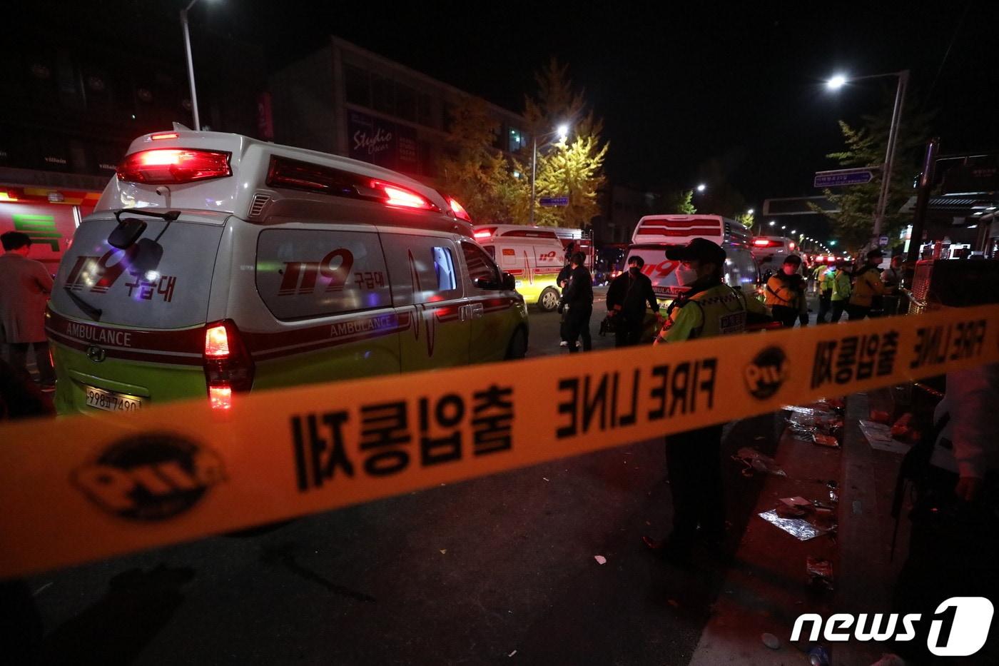 2022년 10월29일 밤 서울 용산구 이태원 한복판에서 심정지 환자가 대규모로 발생했다. 3년 만에 첫 '야외 노마스크' 핼러윈을 맞아 인파가 몰리면서 대규모 압사사고가 일어난 것이다.  2022.10.30/뉴스1 ⓒ News1 장수영 기자