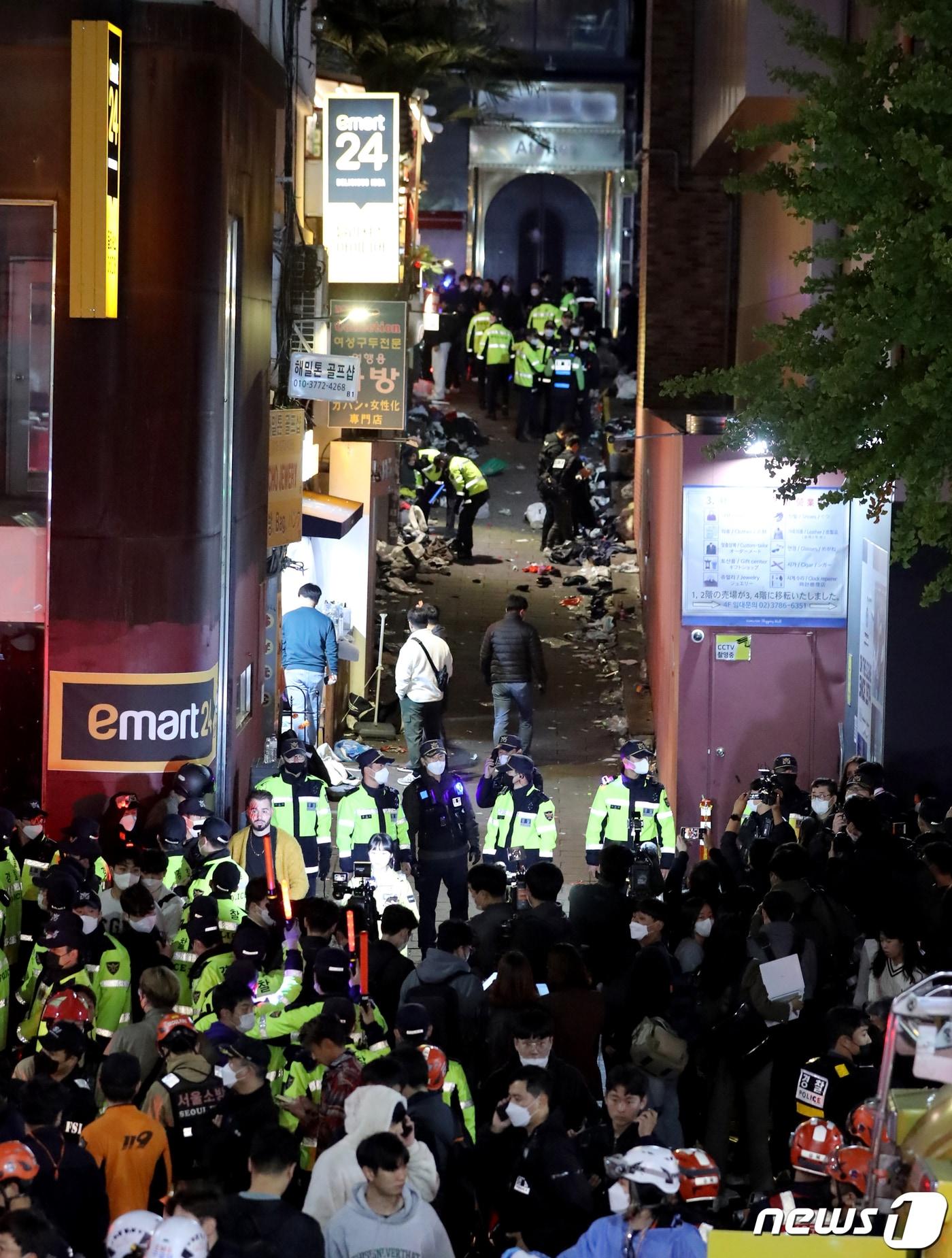 본문 이미지 - 서울 용산구 이태원 사고현장에서 경찰 및 소방구급 대원들이 현장을 수습하고 있다. 2022.10.30/뉴스1 ⓒ News1 장수영 기자