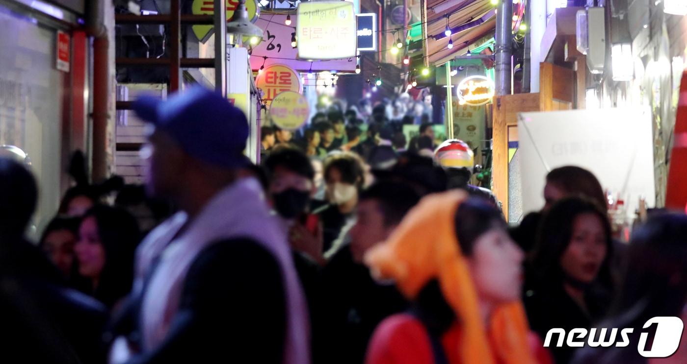 30일 사고가 발생한 서울 용산구 이태원 사고현장 인근 시민의 모습.  ⓒ News1 