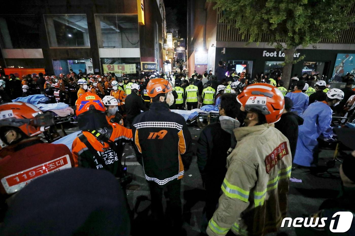 2022년 10월 30일 이태원 참사 당일, 서울 용산구 이태원 일대에서 의료진과 구급대원들이 압사 사고가 발생한 지역을 수습하고 있다. 2022.10.30/뉴스1 ⓒ News1 민경석 기자