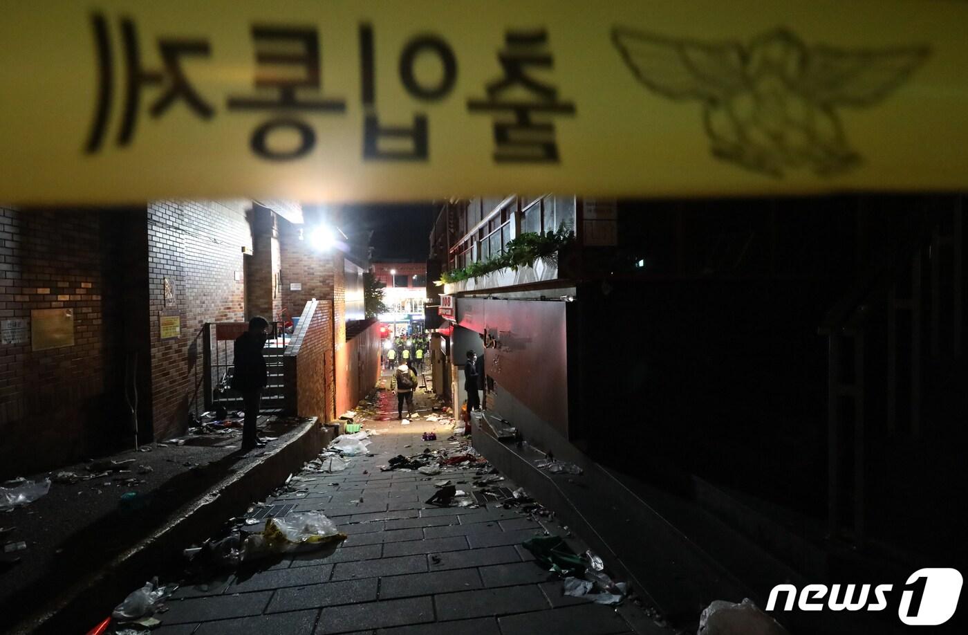 본문 이미지 - 29일 밤 서울 용산구 이태원 한복판에서 심정지 환자가 대규모로 발생했다. 3년 만에 첫 '야외 노마스크' 핼러윈을 맞아 인파가 몰리면서 대규모 압사사고가 일어난 것으로 추정된다. 소방청은 이날 오후 11시13분 이태원에서 압사 추정 사고가 발생함에 따라 대응 3단계로 격상한다고 밝혔다. 사진은 20일 사고가 발생한 서울 용산구 이태원 사고현장에서 경찰 관계자들이 현장을 수습하고 있는 모습. 2022.10.30/뉴스1 ⓒ News1 장수영 기자