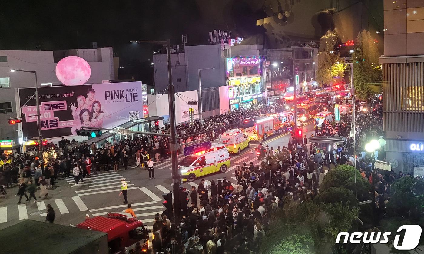 본문 이미지 - 30일 새벽 서울 용산구 이태원 일대에서 의료진과 경찰, 소방대원들이 대규모 압사사고가 발생한 지역을 수습하고 있다. 2022.10.30/뉴스1 ⓒ News1 김예원 기자