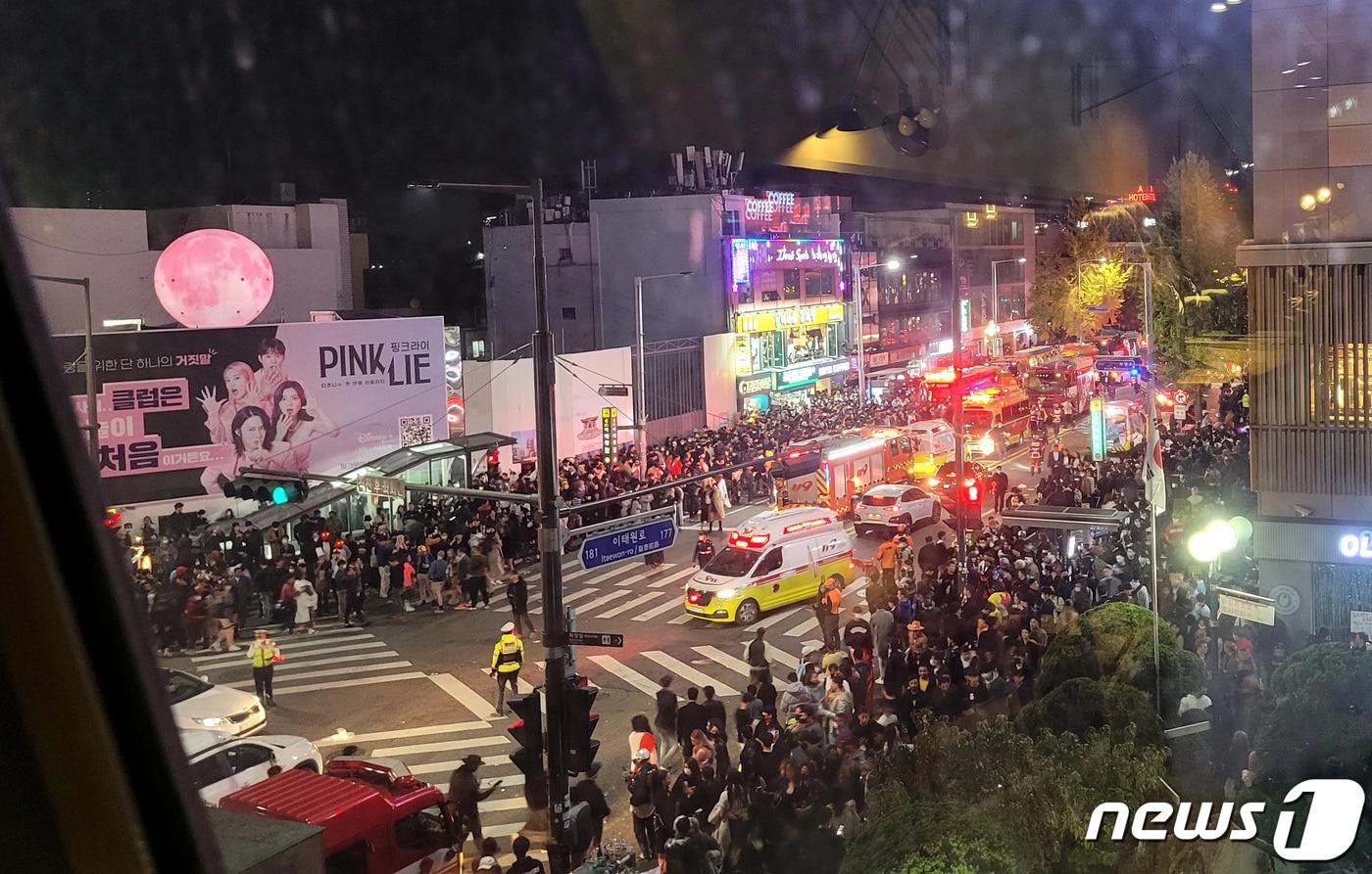 본문 이미지 - 30일 새벽 서울 용산구 이태원 일대에서 의료진과 경찰, 소방대원들이 대규모 압사사고가 발생한 지역을 수습하고 있다. 소방당국은 핼로윈 데이를 맞아 이태원에 인파가 몰리명서 압사 사고가 발생한 것으로 추정하고 있으며, 사고로 발생한 인명피해는 이날 오전 6시 기준 현재 사망 149명, 중상 19명, 경상 57명이다. 2022.10.30/뉴스1 ⓒ News1 김예원 기자