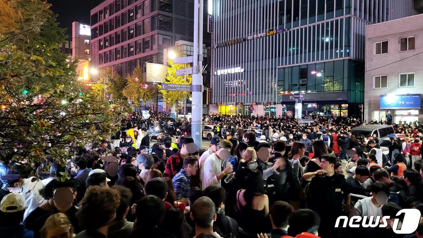 30일 새벽 서울 용산구 이태원 일대에서 의료진과 경찰, 소방대원들이 대규모 압사사고가 발생한 지역을 수습하고 있다. 소방당국은 핼로윈 데이를 맞아 이태원에 인파가 몰리명서 압사 사고가 발생한 것으로 추정하고 있으며, 사고로 발생한 인명피해는 이날 오전 6시 기준 현재 사망 149명, 중상 19명, 경상 57명이다. 2022.10.30/뉴스1 ⓒ News1 김예원 기자
