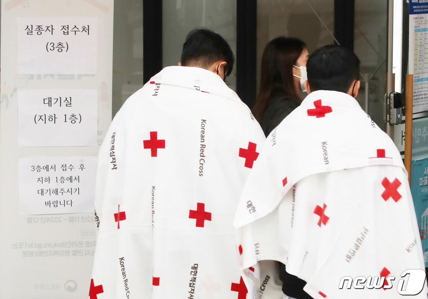 지난 29일 밤 서울 용산구 이태원 일대에 핼러윈 인파가 한꺼번에 몰리면서 대규모 압사 사고가 발생한 가운데 30일 서울 용산구 한남동 주민센터에 마련된 실종자 접수처 대기실에서 가족이나 지인들이 대기하고 있다. 2022.10.30/뉴스1 ⓒ News1 송원영 기자